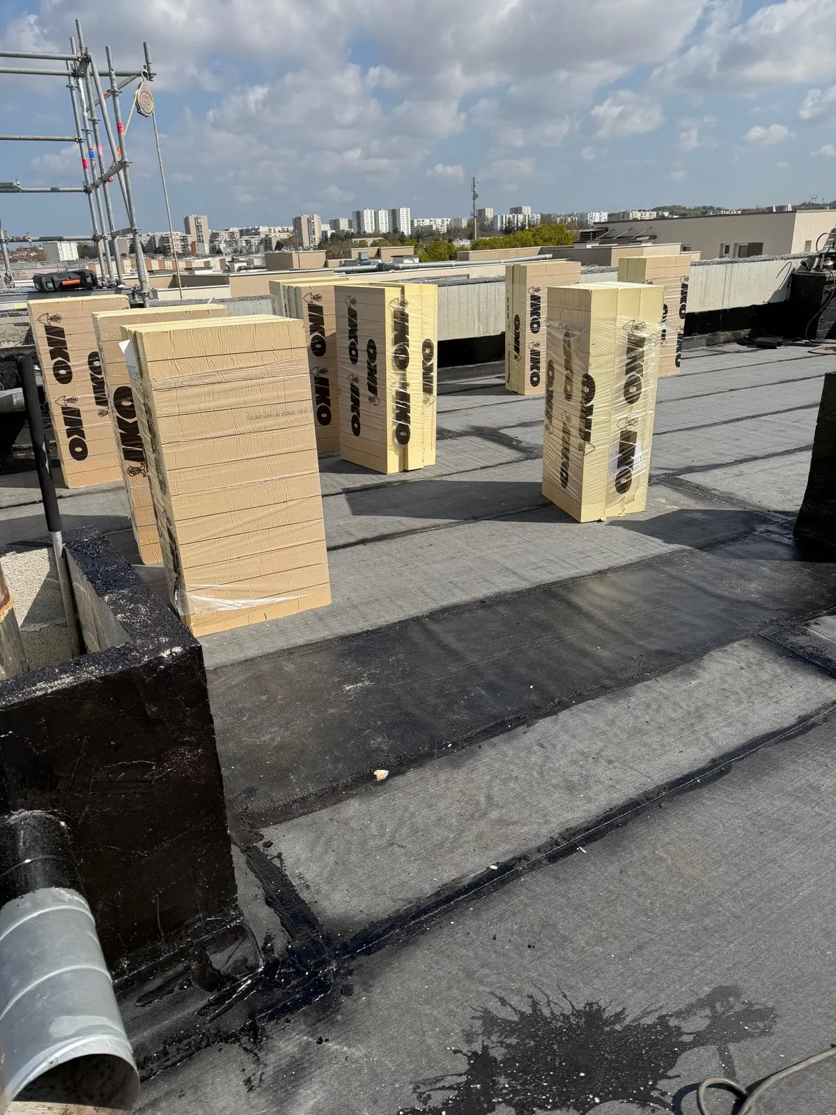 Panneaux d'isolation rigides posés sur une toiture-terrasse avant étanchéité par Muller Toiture, couvreur dans le Nord-Isère
