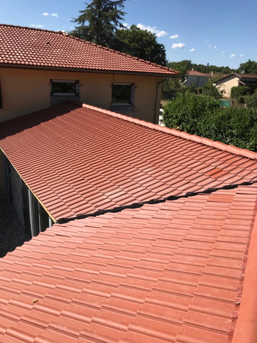 Toitures en tuiles terre cuite rénovées par Muller Toiture en quartier résidentiel de l'Est lyonnais